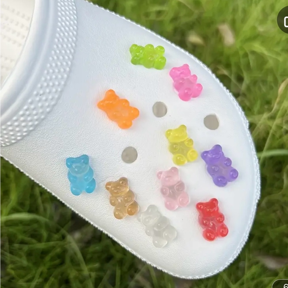GLOW IN THE DARK 10 PIECE GUMMY BEARS CROC CHARMS